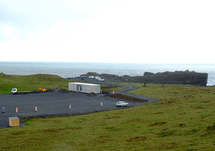 Þórir segir að hægt hefði verið að staðsetja salernin austan við nýja bílastæðið á svæðinu, inni í barði sem þar sé, þannig að einunis hefði sést í framhliðina.