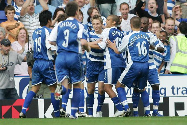 Hafa komið á óvart. Fyrir utan Portsmouth er Reading líklega mesta spútnikliðið það sem af er leiktíðinni í enska boltanum og á laugardag náði liðið jafntefli gegn Manchester United. Hér sjást leikmenn liðsins fagna marki Kevin Doyle sem hann skoraði úr vítaspyrnu í leiknum.