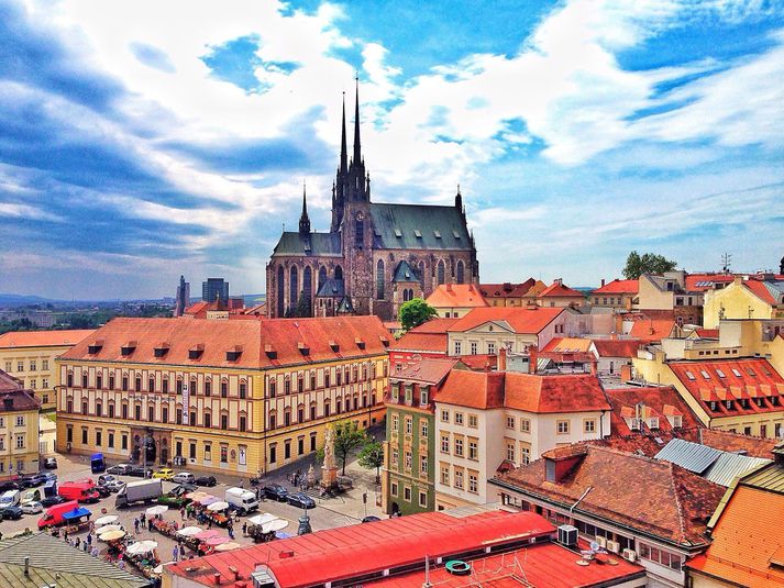 Brno er ein fegursta borg Evrópu. Dómkirkja Péturs og Páls stendur á Petrov hæðinni þaðan sem einstakt útsýni er yfir borgina.