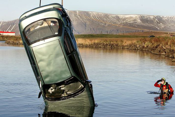 dreginn upp Bíllinn mun hafa ekið ógætilega áður en hann lenti í sjónum. Þetta er þriðji bíllinn sem fer í sjóinn á þessum slóðum síðan í febrúar. 