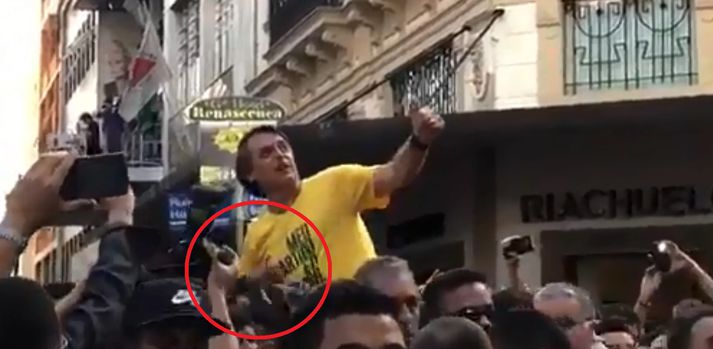 Stuðningsmenn Jair Bolsonaro báru hann í gegnum fjölmenni á götum Juiz de Fora þegar hann var stunginn.