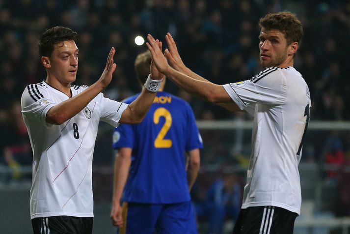 Thomas Müller og Mesut Özil.