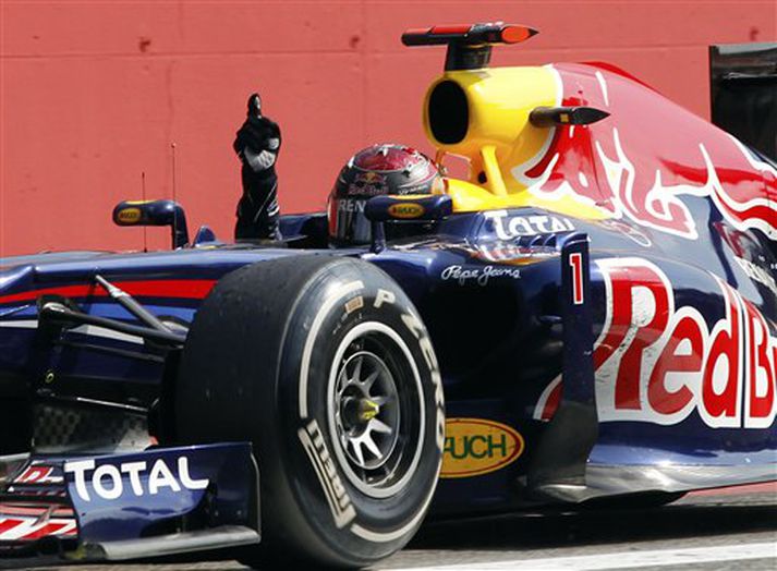 Sebastian Vettel fagnar á Monza í dag eftir að hafa komið fyrstur í endamark í áttunda skipti á árinu.