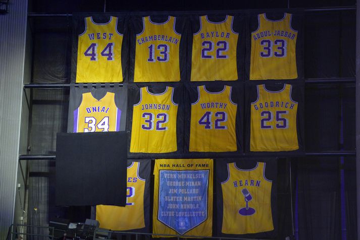 Treyjurnar sem hanga í Staples Center. Treyja Shaq sker sig úr.