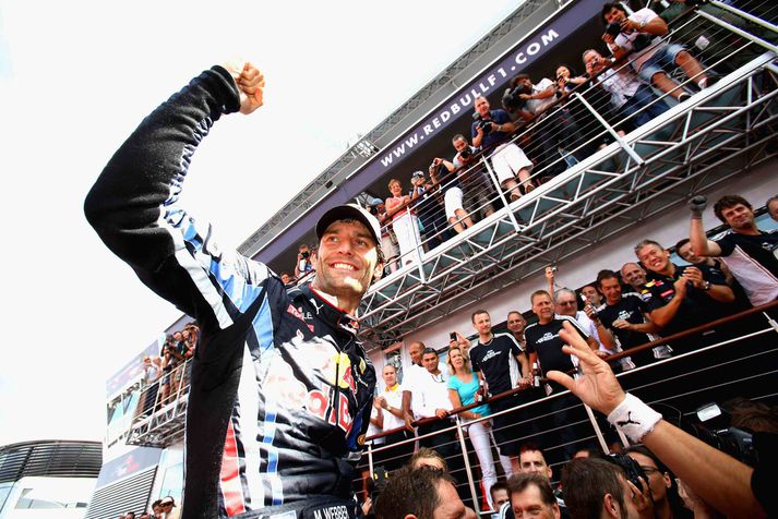 Mark Webber fagnar sigrinum á Silverstone.