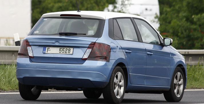 Glöggir ljósmyndarar hafa náð myndum af næstu gerð Skoda Fabia.