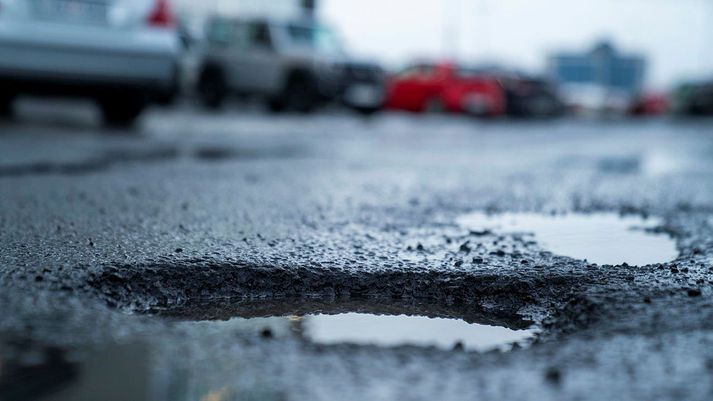 Götur landsins, þar með talið í Reykjavík, eru margar og koma misvel undan vetri ár hvert.