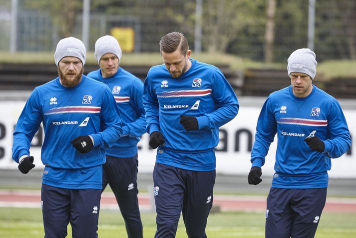 Gylfi Þór Sigurðsson sést hér hlaupa við hlið þeirra Arons Einars Gunnarssonar og Jóhanns Berg Guðmundssonar á æfingu landsliðsins í gær. 