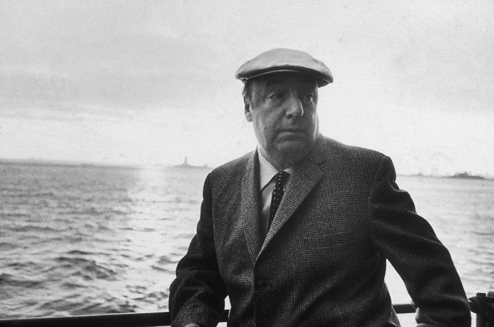 Neruda er af mörgum talinn eitt allra besta ljóðskáld 20. aldar en hann hlaut bókmenntaverðlaun Nóbels árið 1971.