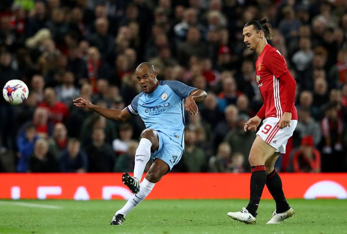 Vincent Kompany í leiknum í gær. Hér er hann ásamt Zlatan Ibrahamovic, leikmanni Manchester United.