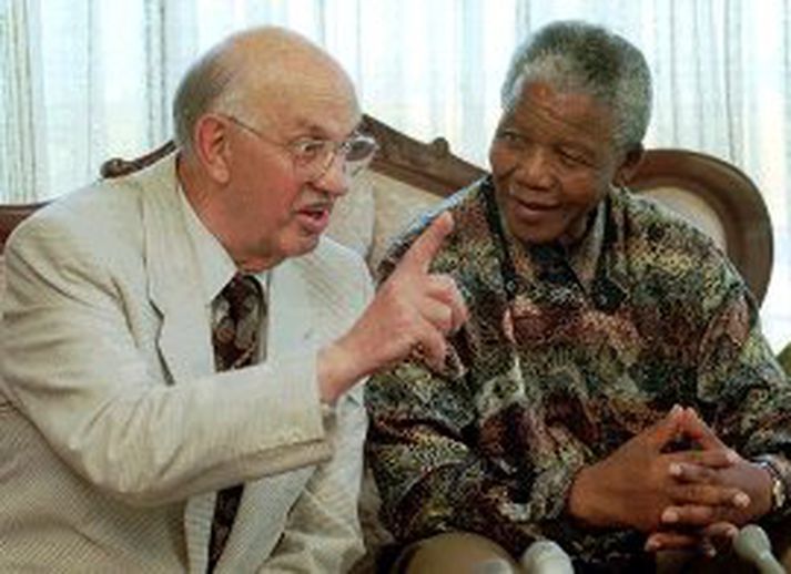 P.W. Botha er hér myndaður með Nelson Mandela en þeir áttu viðræður, á meðan Mandela var í fangelsi, sem talið er að hafi stuðlað að afnámi aðskilnaðarstefnunnar