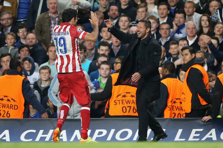 Diego Simeone, þjálfari spænska liðsins Atlético Madrid, fagnar með Diego Costa á Brúnni í gær.