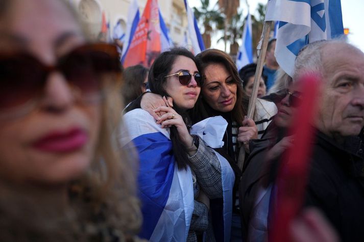 Fólk safnaðist saman í Rishon Lezion í gær, þar sem útför Shiri Bibas og sona hennar fór fram. Hamas samtökin skiluðu líkum þeirra í síðustu viku.