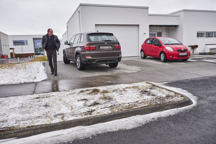 Kristján Ólafsson segir graseyjar í Frjóakri og reyndar í Akrahverfinu öllu vera skipulagsklúður sem fækki bílastæðum og hindri aðgang að stæðum við húsin.