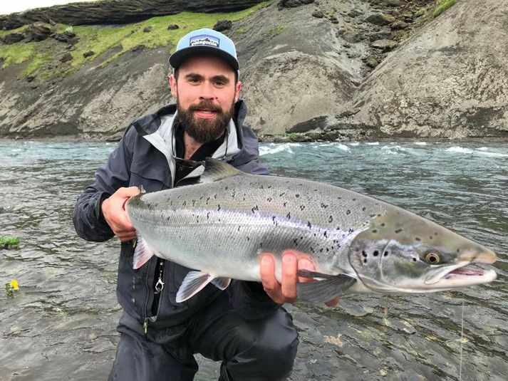 Binni með flottan lax við opnun Stóru Laxár.