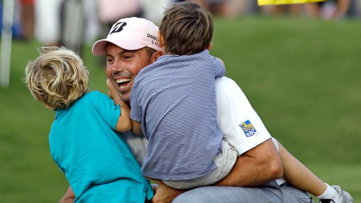 Matt Kuchar faðmar hér strákana sína þegar sigurinn var í höfn.