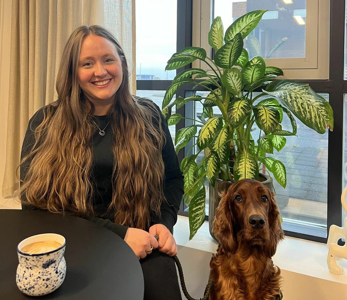 Jóhanna Líf Halldórsdóttir er umsjónaraðili Kaffihúss Dýrheima. Hún segir alla velkomna í kaffihúsið, með eða án gæludýra. Hér er hún með hundinum Emmu.