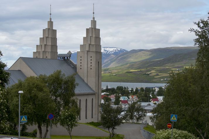Sigurhæðir, hús Matthíasar Jochumssonar, þjóðskálds, stendur skammt frá Akureyrarkirkju.