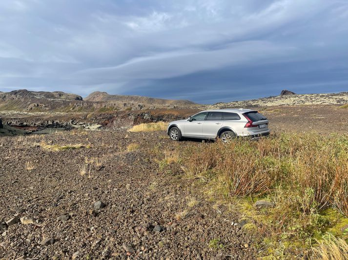 Frá vettvangi í Krýsuvík í dag þar sem ómerktur lögreglubíll stóð vaktina.