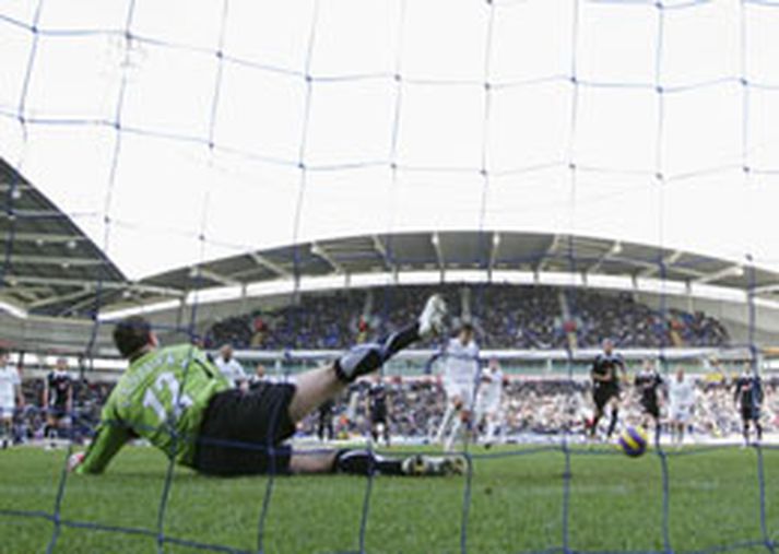 Gary Speed skorar fyrsta mark Bolton gegn Fulham í dag, úr vítaspyrnu.