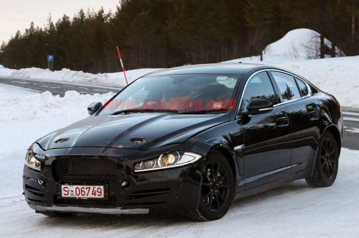 Jaguar XS er á stærð við BMW 3 og mun keppa hatrammlega við hann.