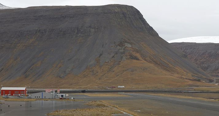 Maðurinn var staddur fyrir ofan gönguleiðina í Naustahvilft ofan við flugvöllinn á Ísafirði í um 350 m hæð.