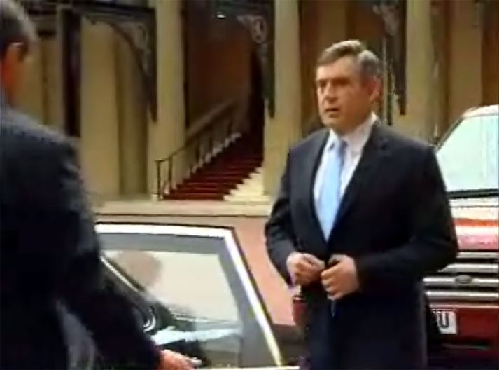 Gordon Brown kemur út af fundi með drottningunni í Buckinghamhöll.