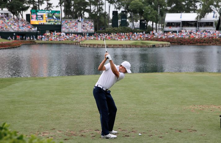 Spieth slær inn á 17. holu á TPC Sawgrass.