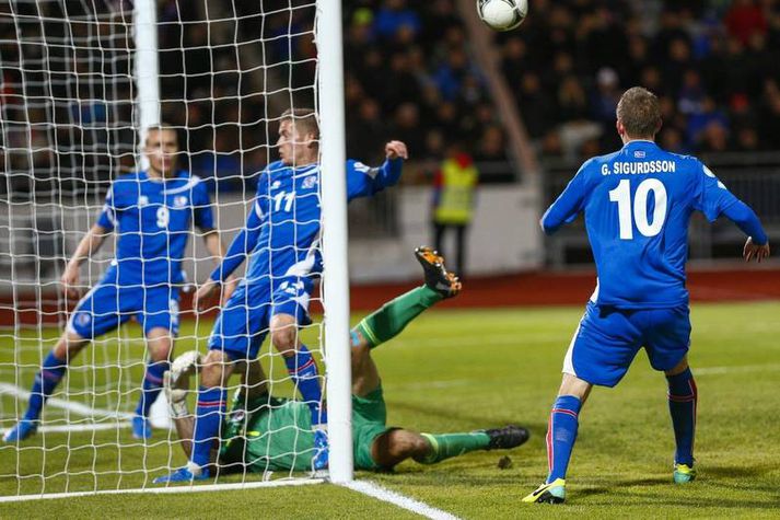 Gylfi Þór Sigurðsson gerir sig líkegan til að skalla boltann inn og enda langa bið sína eftir marki á Laugardalsvellinum. 