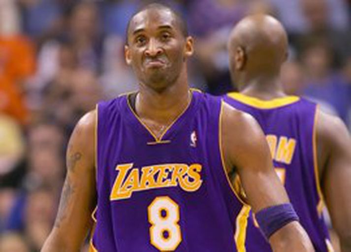 Kobe Bryant setur upp sparisvipinn eftir góðan sigur LA Lakers í Phoenix í nótt, en herbragði Phil Jackson þjálfara með að fækka skottilraunum Bryant virðist vera að skila góðum árangri. Þess má til gamans geta að Phil Jackson hefur aldrei tapað seríu í fyrstu umferð úrslitakeppninnar á ferli sínum sem þjálfari