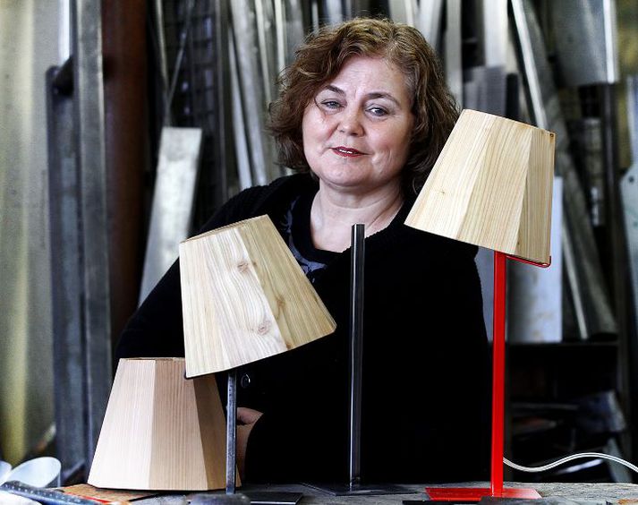 Dóra Hansen innanhússarkitekt sýnir nýja lampa úr rekavið og lerki í Epal á HönnunarMars. Lamparnir eru viðbót við loftljósið Tind sem Dóra sendi frá sér árið 2011. Sýningin í Epal verður opnuð á miðvikdaginn klukkan 17.