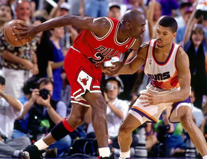 Kevin Johnson er hér til varnar Michael Jordan í úrslitum NBA árið 1993