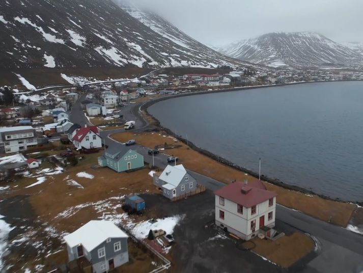 Séð yfir byggðina á Patreksfirði og við Stekkjagil.