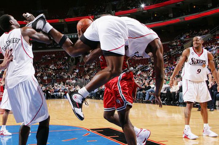 Hér má sjá aðdraganda axlarmeiðslanna hjá Elton Brand