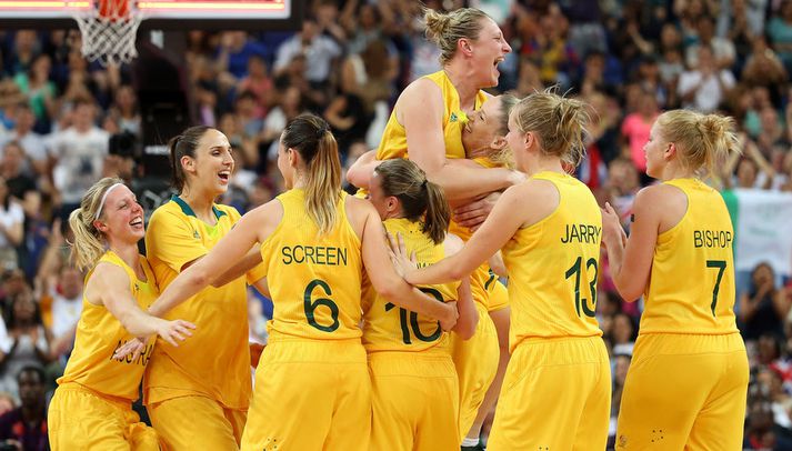 Kristi Harrower og Lauren Jackson fagna í leikslok en þær voru að vinna sín fjórðu Ólympíuverðlaun.