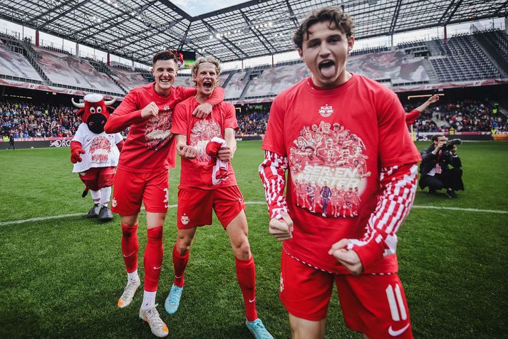 Benjamin Sesko,  Maurits Kjaergaard og Brenden Aaronson fagna hér sigri FC Red Bull Salzburg um helgina.