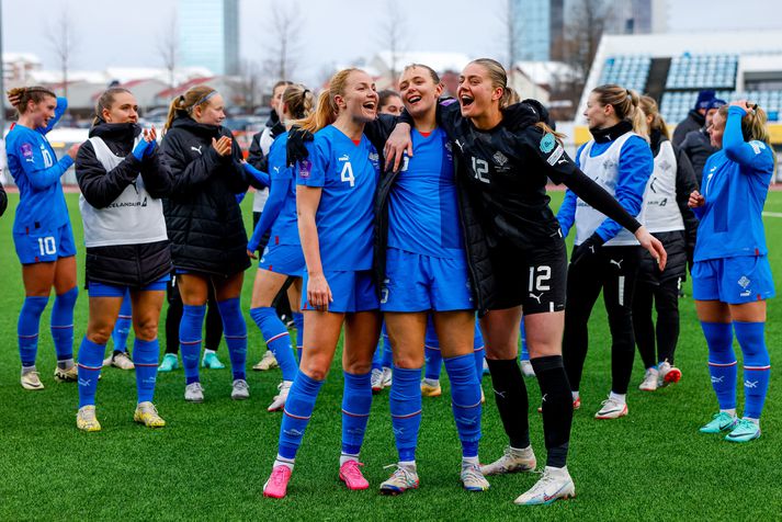 Íslensku landsliðskonurnar Glódís Perla Viggósdóttir, Ólöf Sigríður Kristinsdóttir og Telma Ívarsdóttir fagna sigri íslensku stelpnanna í leik á móti Serbíu í ár.