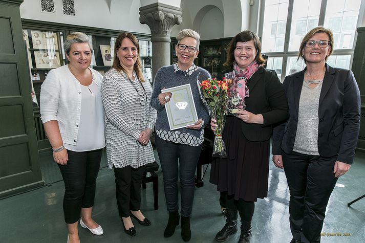 Handhafar Foreldraverðlauna 2017 ásamt ráðuneytisstjóra, formanni Heimilis og skóla og formanni
dómnefndar.