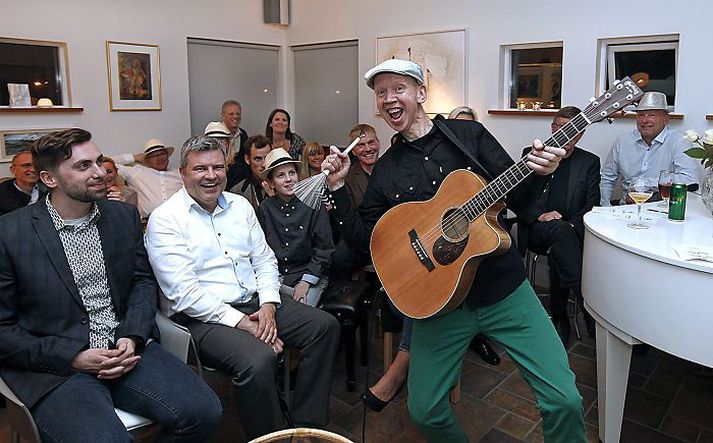 „Það var skemmtileg upplifun að spila heima í stofum,“ segir Björn sem greinilega nýtur sín vel.