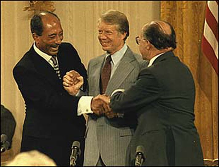 Anwar Sadat og Menechem Begin, forsætisráðherra Ísraels undirrituðu friðarsamning fyrir milligöngu Jimmy Carters.  Fyrir það var Sadat myrtur.