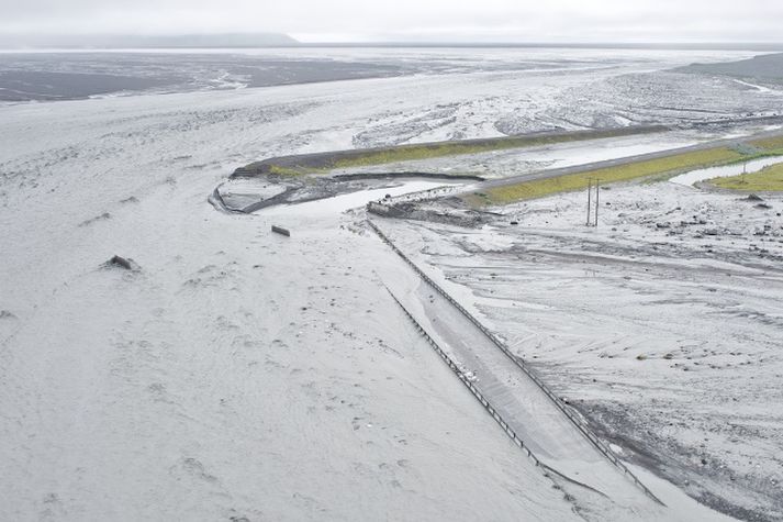 Þessa mynd tók Ólafur Sigurjónsson í morgun en á henni sést hvernig flóðið sópaði brúnni í burtu.