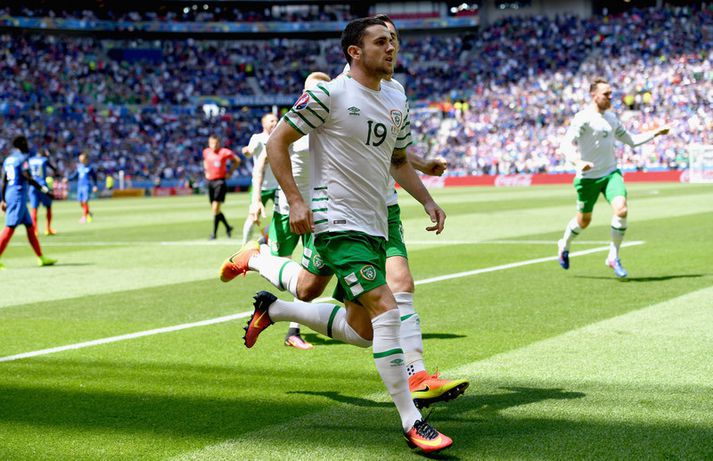 Robbie Brady fagnar marki sínu á móti Frökkum á EM í Frakklandi 2016.