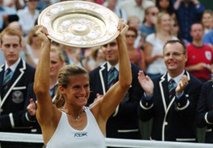 Amelie Mauresmo heldur hér á sigurlaununum á Wimbledon