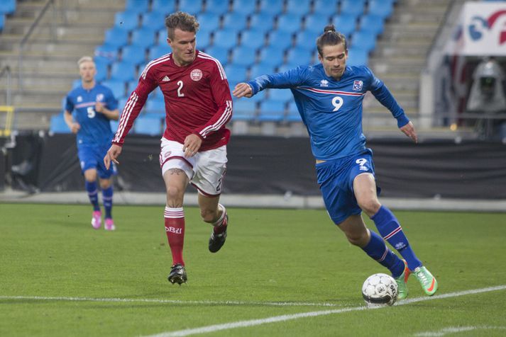 Ólafur Karl Finsen í baráttunni við Alexander Scholz.