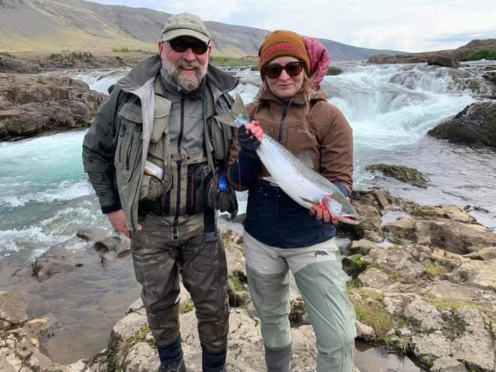 Þóra Hallgrímsdóttir með fyrsta laxinn úr Kjósinni í sumar