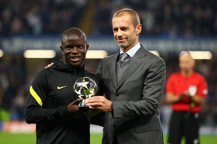 Aleksander Ceferin, forseti UEFA, og N'Golo Kante, miðjumaður Evrópumeistara Chelsea.