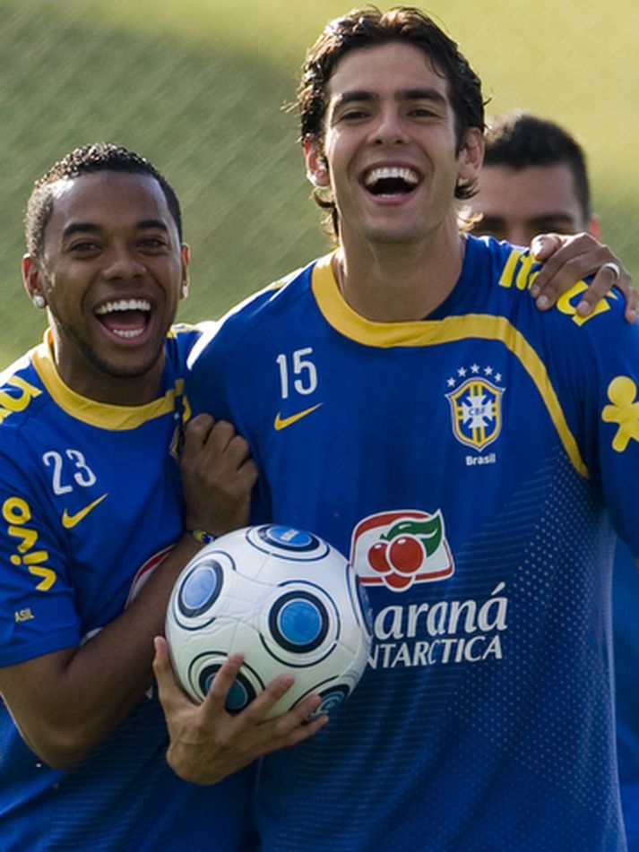 Robinho og Kaka bregða á leik á æfingu með brasilíska landsliðinu.