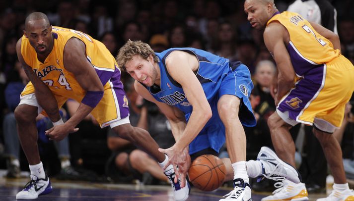 Dirk Nowitzky ásamt Lakers-mönnunum Kobe Bryant og Derek Fisher í leiknum í nótt.