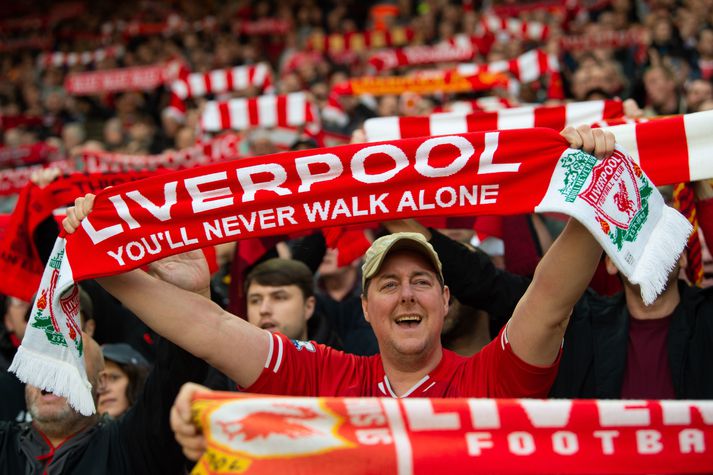 Stuðningsmaður Liverpool með You'll Never Walk Alone trefil á Anfield.