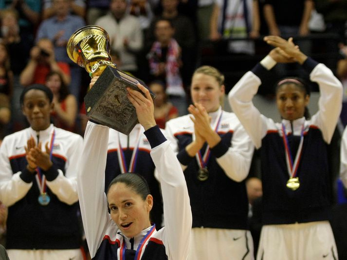 Sue Bird, fyrirliði bandaríska liðsins, lyftir HM-bikarnum.